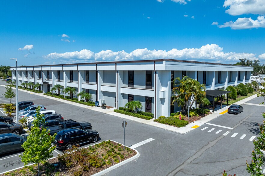 8550 Ulmerton Rd, Largo, FL à louer - Photo du bâtiment - Image 3 de 5