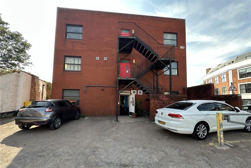 2 Manorgate Rd, Kingston Upon Thames for sale - Building Photo - Image 2 of 6