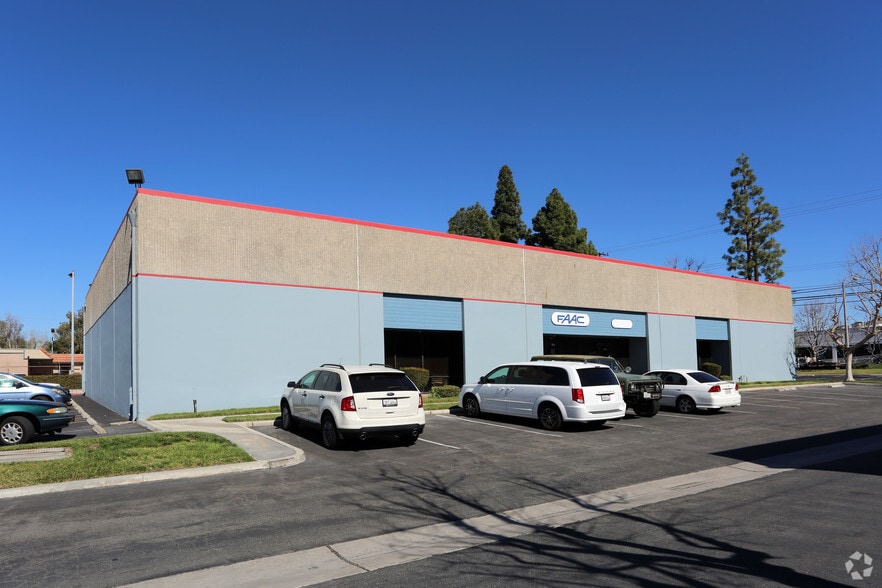367-377 S Acacia Ave, Fullerton, CA for lease - Building Photo - Image 1 of 3