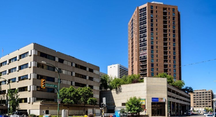 120 Donald St, Winnipeg, MB à louer - Photo du bâtiment - Image 2 de 2