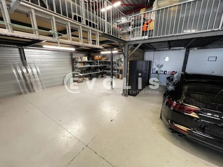 Flex in Saint-Pierre-du-Perray for lease - Interior Photo - Image 3 of 9