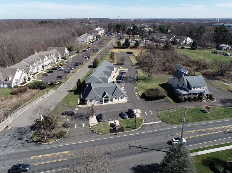 668 Woodbourne Rd, Langhorne, PA à louer - Aérien - Image 3 de 7