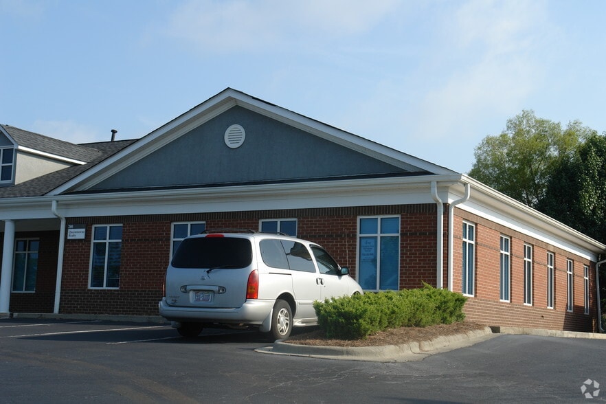 10015 Park Cedar Dr, Charlotte, NC for lease - Building Photo - Image 3 of 6