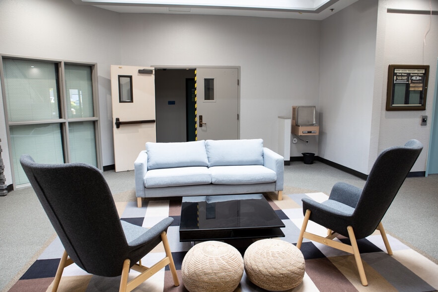 7880 Alta Valley Dr, Sacramento, CA for sale - Interior Photo - Image 3 of 11