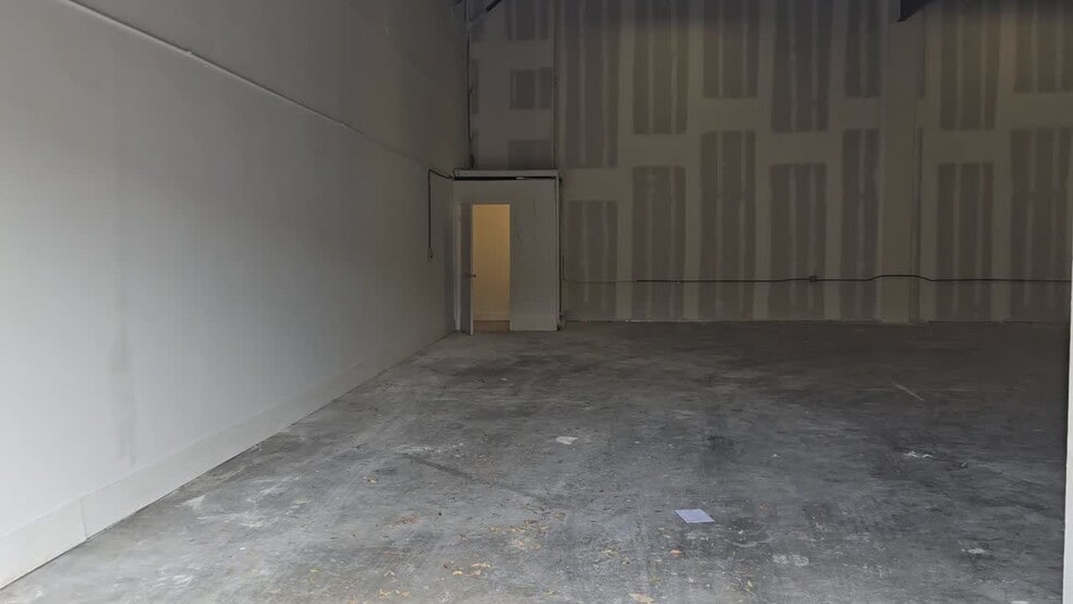 4802 Distribution Ct, Orlando, FL for lease - Commercial Listing Video - Image 2 of 7