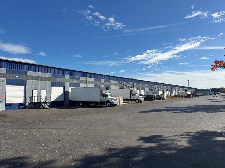 3700 Parkway Ln, Hilliard, OH for lease - Building Photo - Image 3 of 4