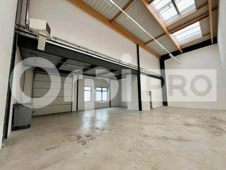 Flex in Lieusaint for lease - Interior Photo - Image 1 of 8