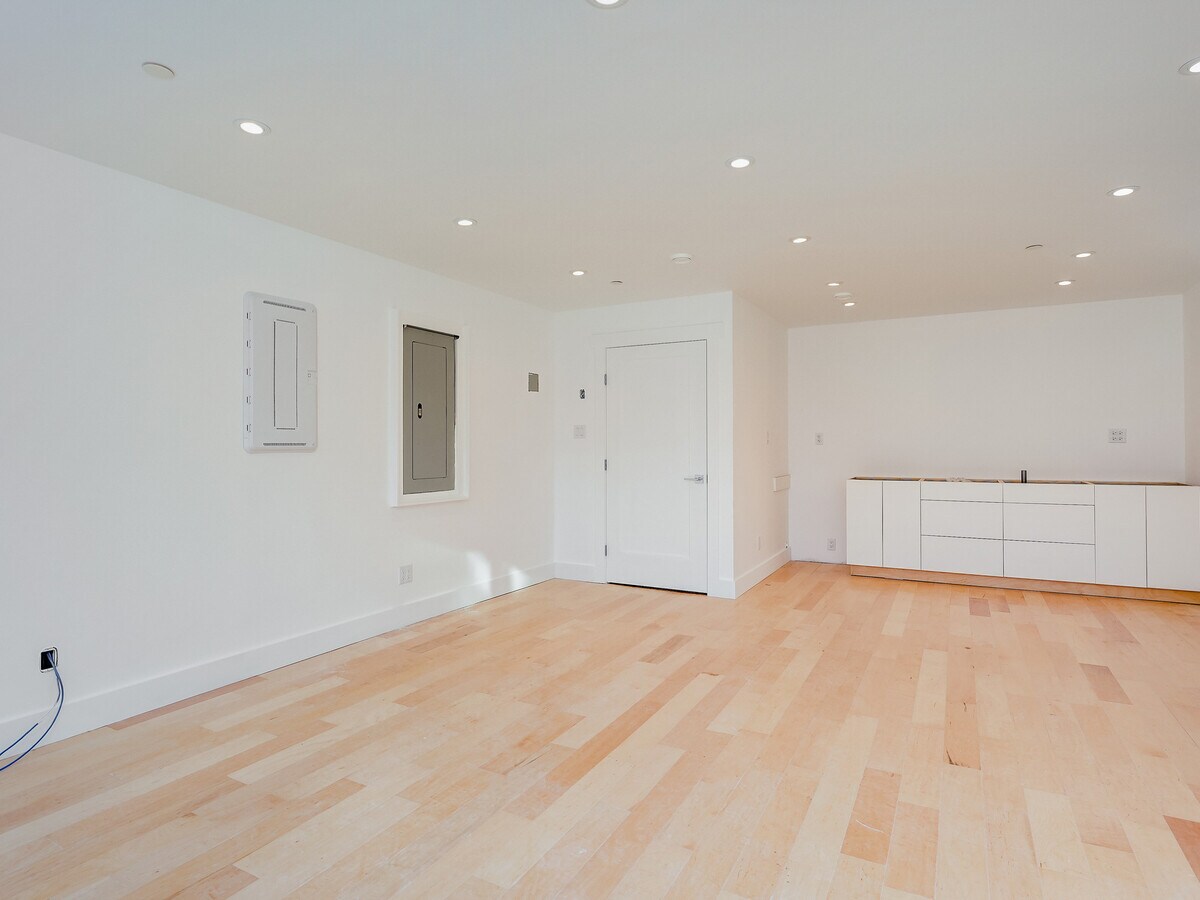 1105 Pandora Ave, Victoria, BC V8V 3N8 - Unité 109 - - Photo intérieure - Image 1 of 8