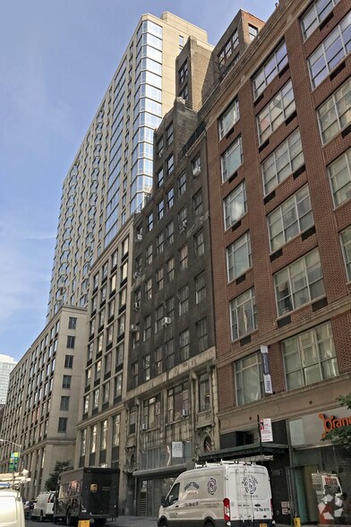 323-325 W 37th St, New York, NY à louer - Photo principale - Image 1 de 9