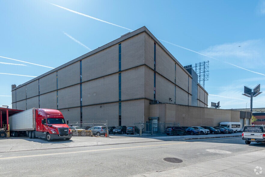 27-11 49th Ave, Long Island City, NY à louer - Photo du bâtiment - Image 2 de 7