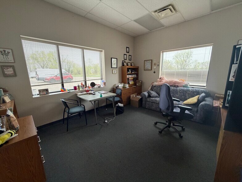 6415 Carmen Ave, Inver Grove Heights, MN à louer - Photo du bâtiment - Image 3 de 5