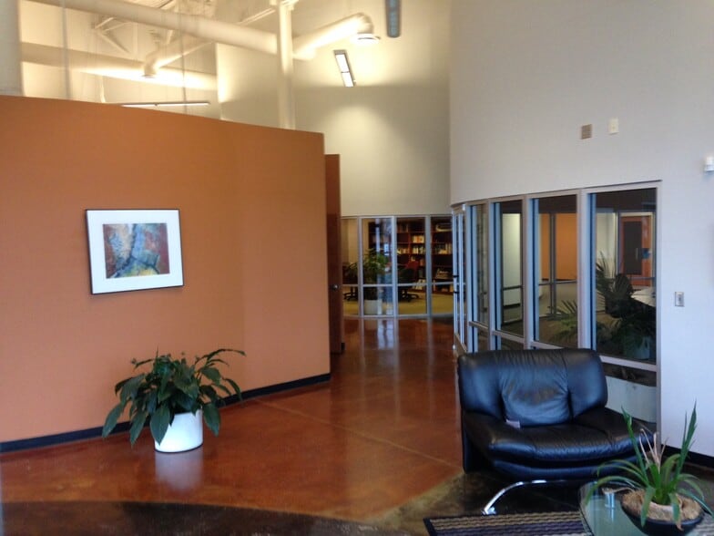 9820 Northcross Center Ct, Huntersville, NC for lease - Building Photo - Image 3 of 8