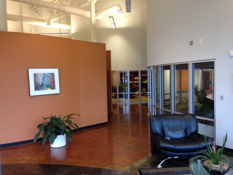9820 Northcross Center Ct, Huntersville, NC à louer - Photo du bâtiment - Image 3 de 8