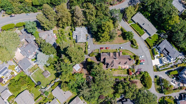 Plus de détails pour 1325-1337 Rockland Av, Victoria, BC - Terrain à vendre