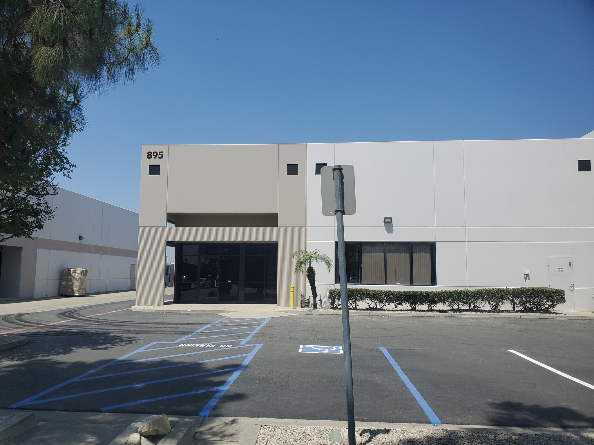 895 N Todd Ave, Azusa, CA for lease Interior Photo- Image 1 of 2