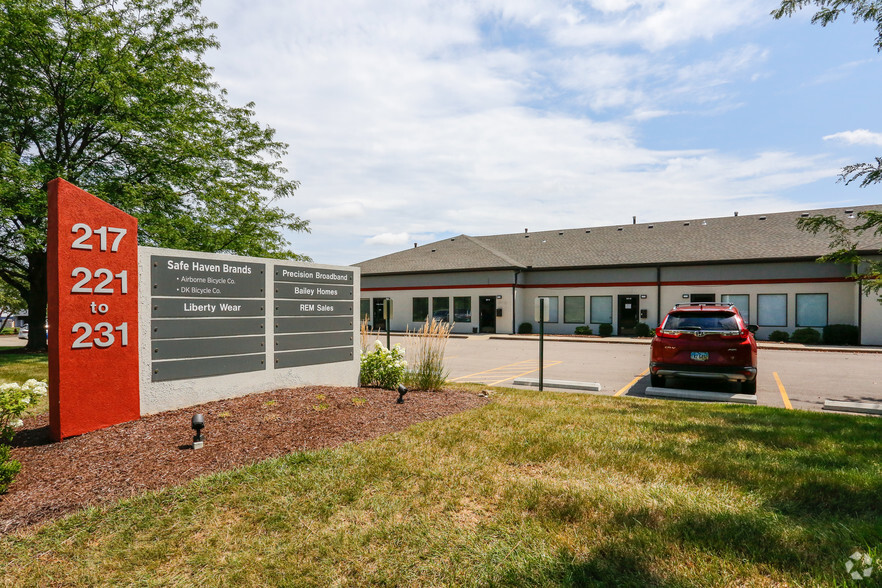 221-229 S Pioneer Blvd, Springboro, OH for lease - Primary Photo - Image 1 of 8