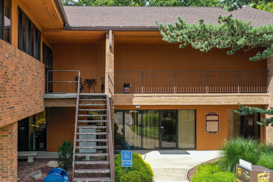 811 W Jericho Tpke, Smithtown, NY à louer - Photo du bâtiment - Image 3 de 5