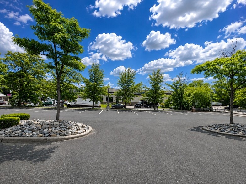 331 Saw Mill River Rd, Elmsford, NY for lease - Building Photo - Image 2 of 5