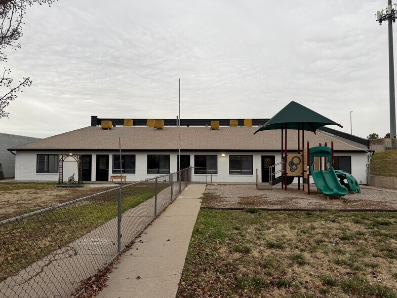2182 N Hill Field Rd, Layton, UT à louer - Photo du bâtiment - Image 3 de 26