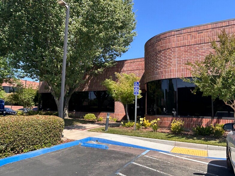 7433 N 1st St, Fresno, CA à louer - Photo du bâtiment - Image 2 de 4