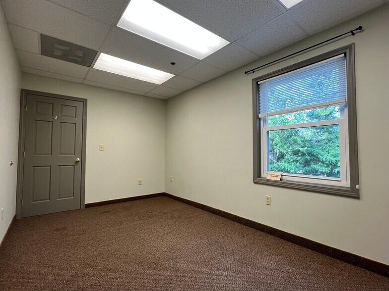 19 Kilton Rd, Bedford, NH for lease - Interior Photo - Image 2 of 8
