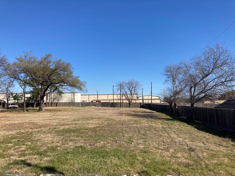 1218 W Shady Grove Rd, Grand Prairie, TX à vendre - Photo du bâtiment - Image 3 de 6