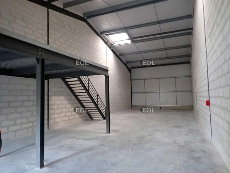 Flex in Novillers for lease - Building Photo - Image 3 of 10