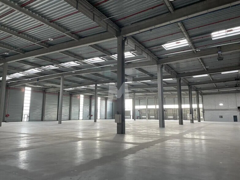 Office in Lieusaint for lease - Interior Photo - Image 2 of 7