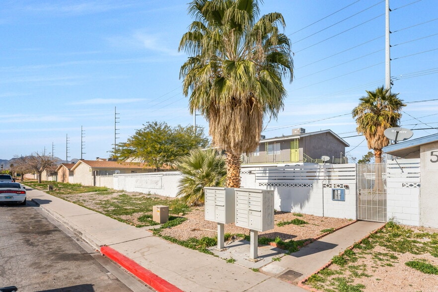 5104 Pebble Beach Blvd, Las Vegas, NV à vendre - Photo du bâtiment - Image 2 de 39