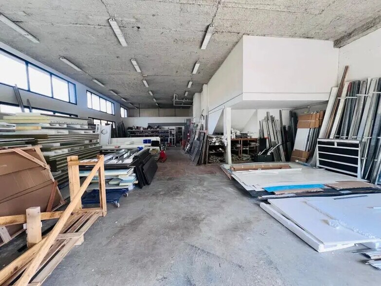 Rue Des Poiriers, Plaisir for lease - Interior Photo - Image 2 of 3
