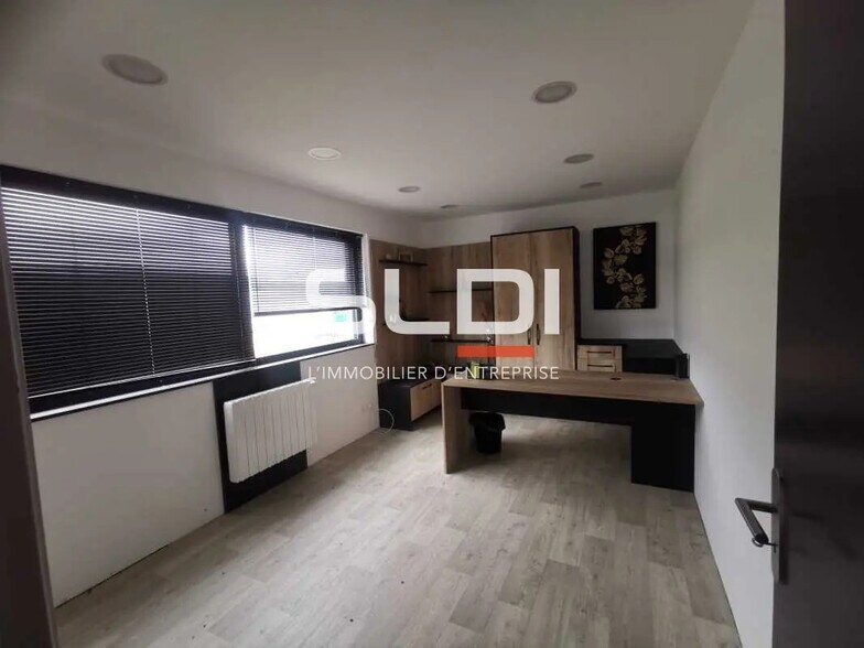 Flex in Saint-Jean-de-Bournay for lease - Interior Photo - Image 3 of 7