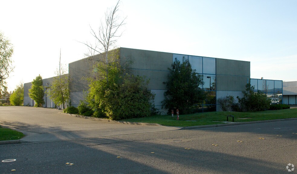 3055 Wiljan Ct, Santa Rosa, CA à vendre - Photo du bâtiment - Image 2 de 12