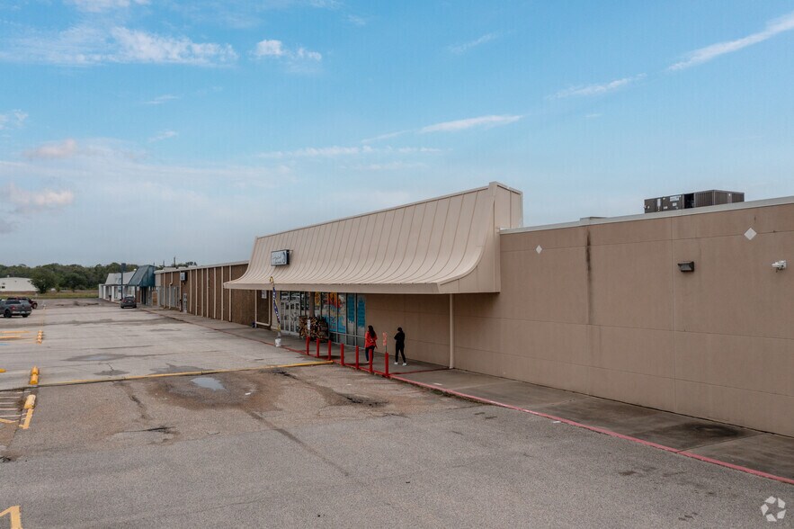 1033 Dixie Dr, Clute, TX à louer - Photo du bâtiment - Image 3 de 9