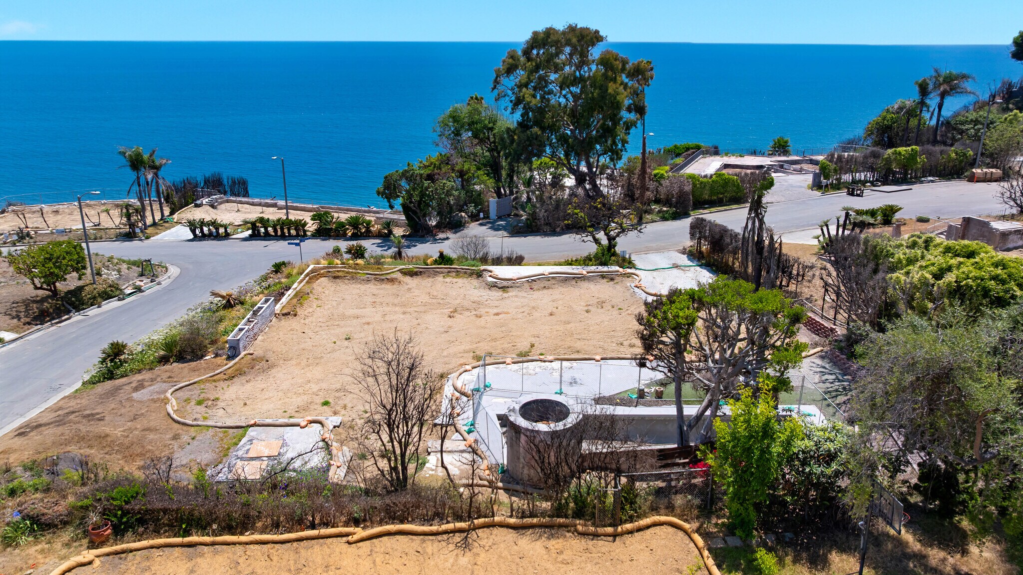 20521 Roca Chica Dr, Malibu, CA à vendre Photo du bâtiment- Image 1 de 1