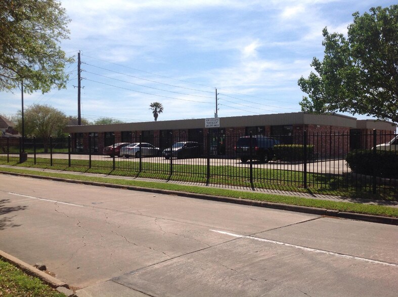 12455 Westpark Dr, Houston, TX à louer - Photo du bâtiment - Image 2 de 8