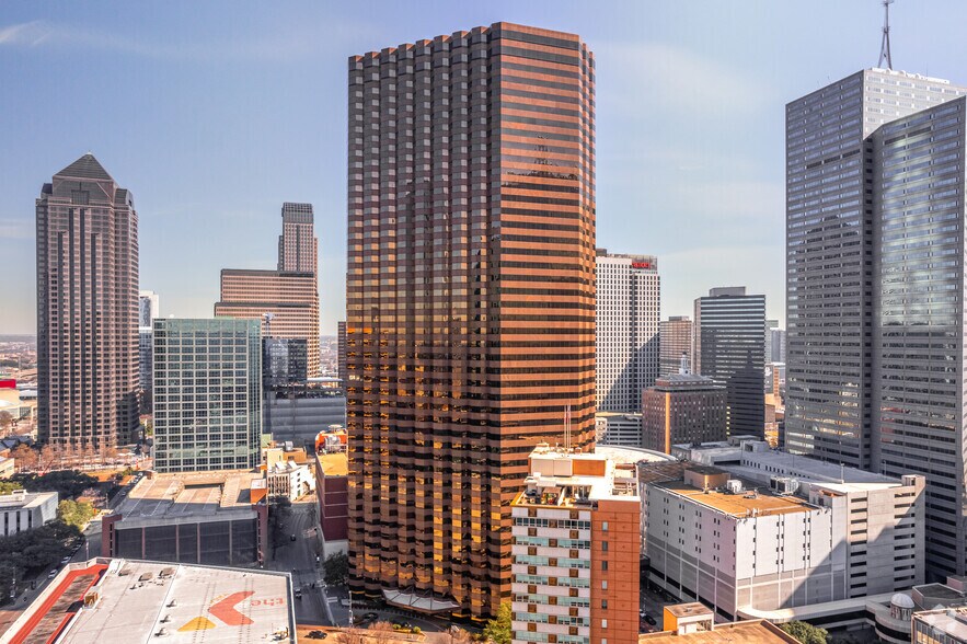 500 N Akard St, Dallas, TX à louer - Photo du bâtiment - Image 3 de 15