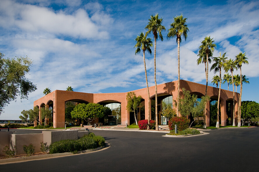 4040 E Camelback Rd, Phoenix, AZ for lease - Building Photo - Image 3 of 12