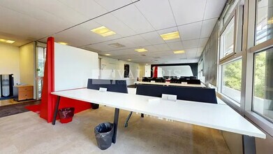 1 Place Giovanni Da Verrazzano, Lyon for lease Interior Photo- Image 2 of 11