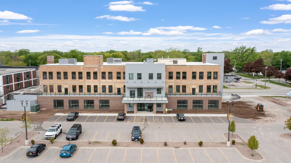 540 N Broadway, Green Bay, WI à louer - Photo du bâtiment - Image 3 de 9