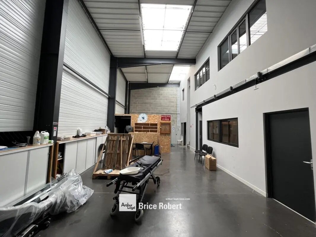 Flex in Sathonay-Camp for lease Interior Photo- Image 1 of 6