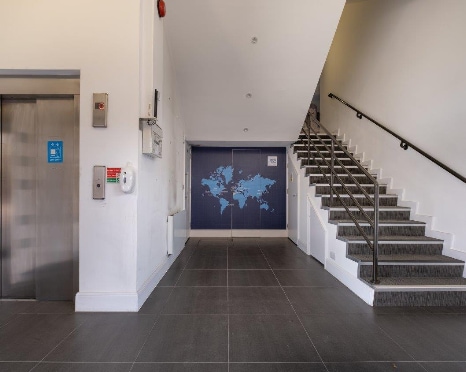 Portsmouth Rd, Esher à louer Photo intérieure- Image 1 de 5