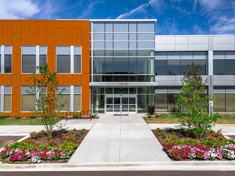 10101 Global Way, Knoxville, TN à louer - Photo du bâtiment - Image 3 de 11