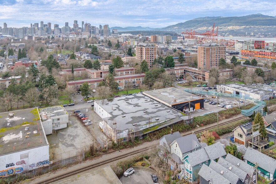 680 Raymur Ave, Vancouver, BC à vendre - Aérien - Image 2 de 3