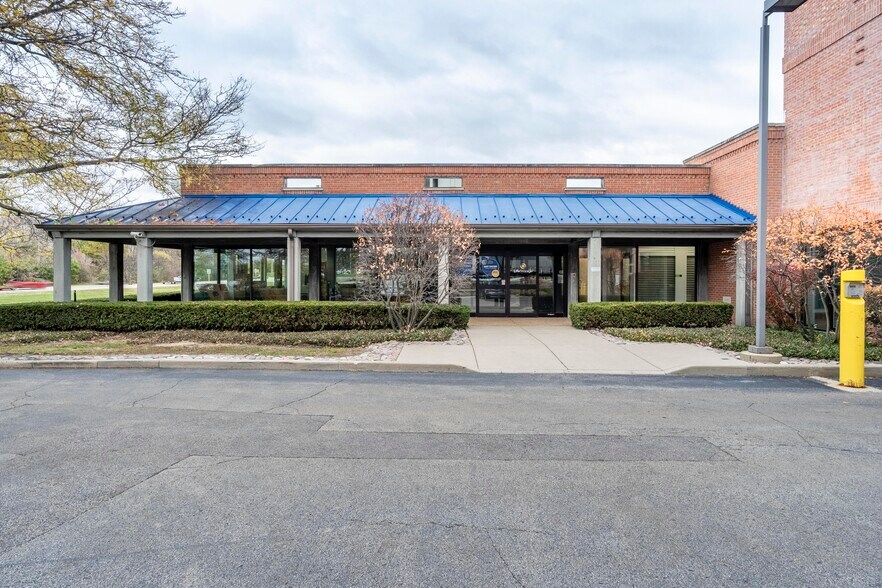 1455 S Barrington Rd, Barrington, IL à louer - Photo du bâtiment - Image 1 de 10