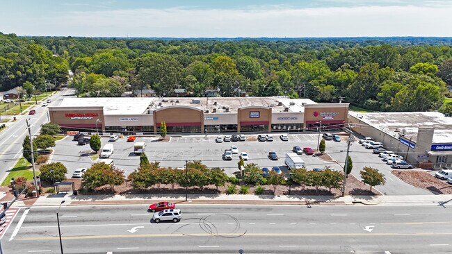 Plus de détails pour 2703 W Gate City Blvd, Greensboro, NC - Commerce de détail à louer
