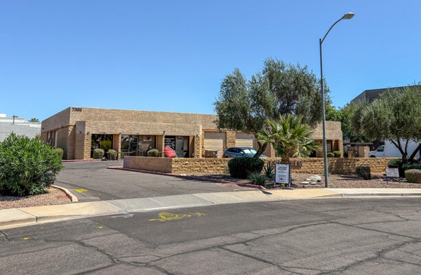 7302 E Helm Dr, Scottsdale, AZ à vendre Photo du bâtiment- Image 1 de 6