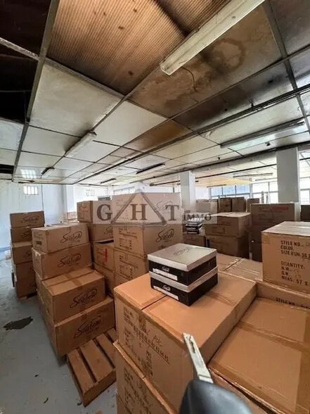 Industrial in Maisons-Alfort for sale - Interior Photo - Image 1 of 7