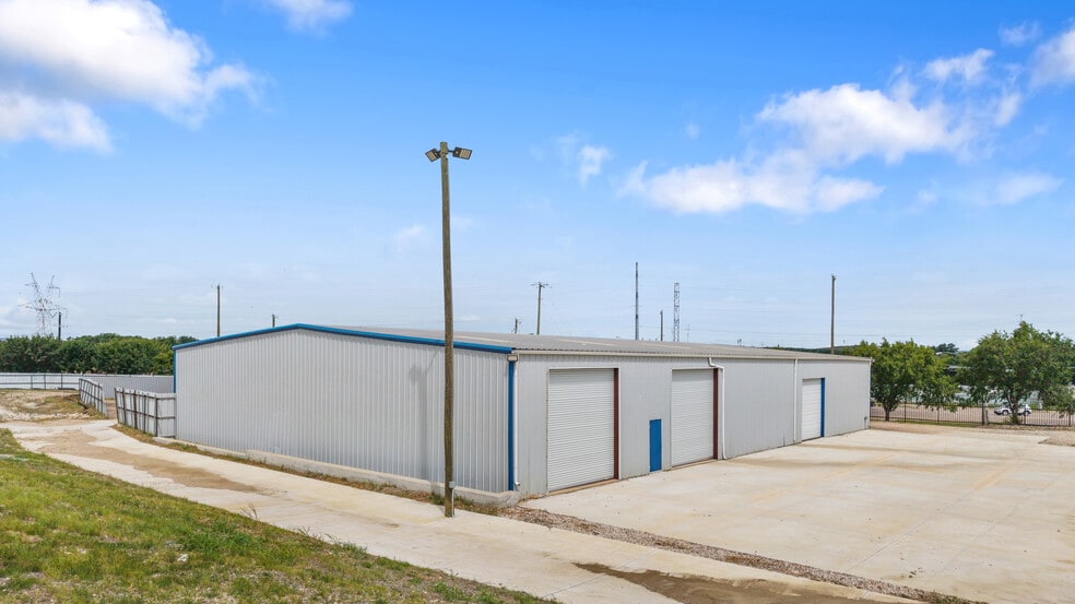 5956 W Jefferson Blvd, Dallas, TX for lease - Building Photo - Image 3 of 20