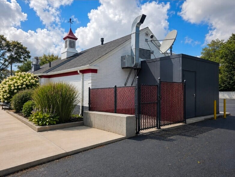 553 Hawkins Ave, Ronkonkoma, NY à vendre - Photo du bâtiment - Image 3 de 7