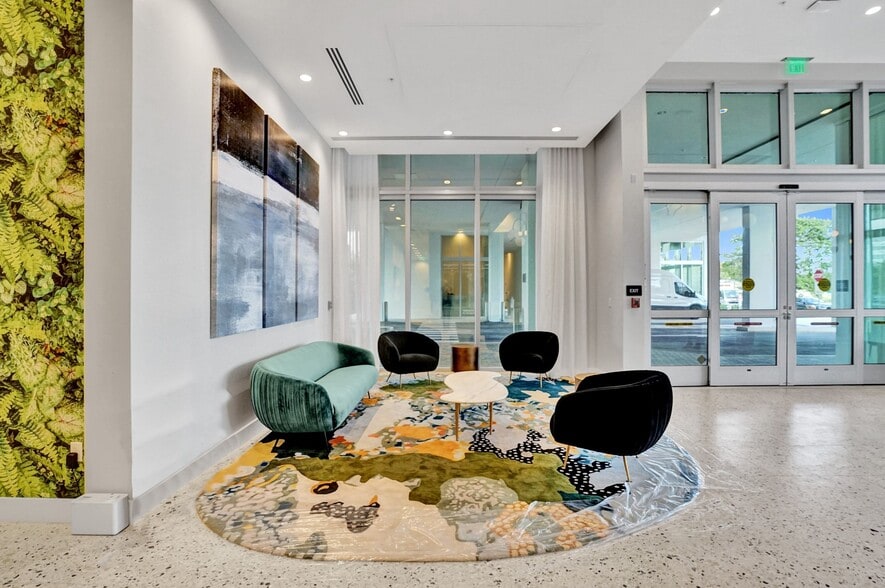 2820 NE 214th St, Aventura, FL for lease - Building Photo - Image 3 of 12